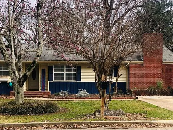 215 Chapel Hills Dr, Vicksburg, MS 39180