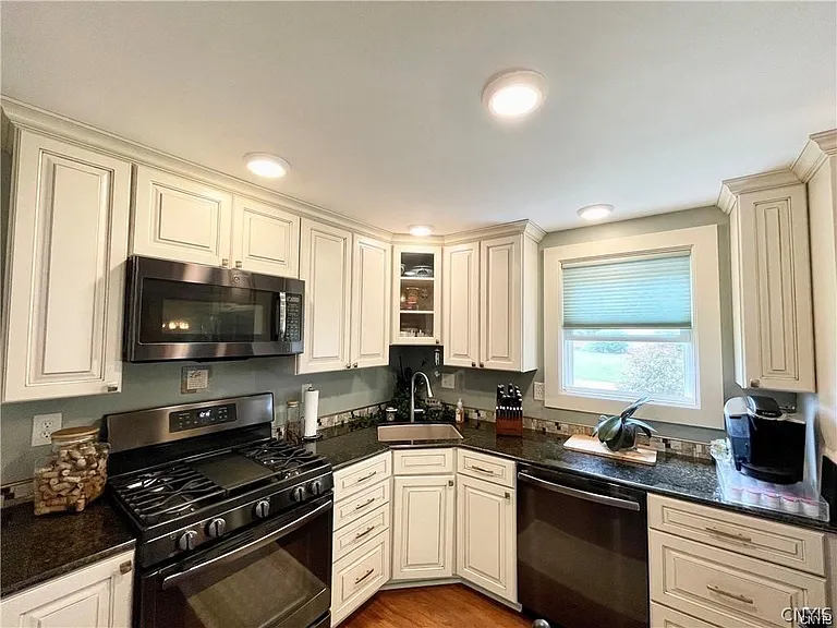 8423 Bubbling Springs Dr — Photo 10