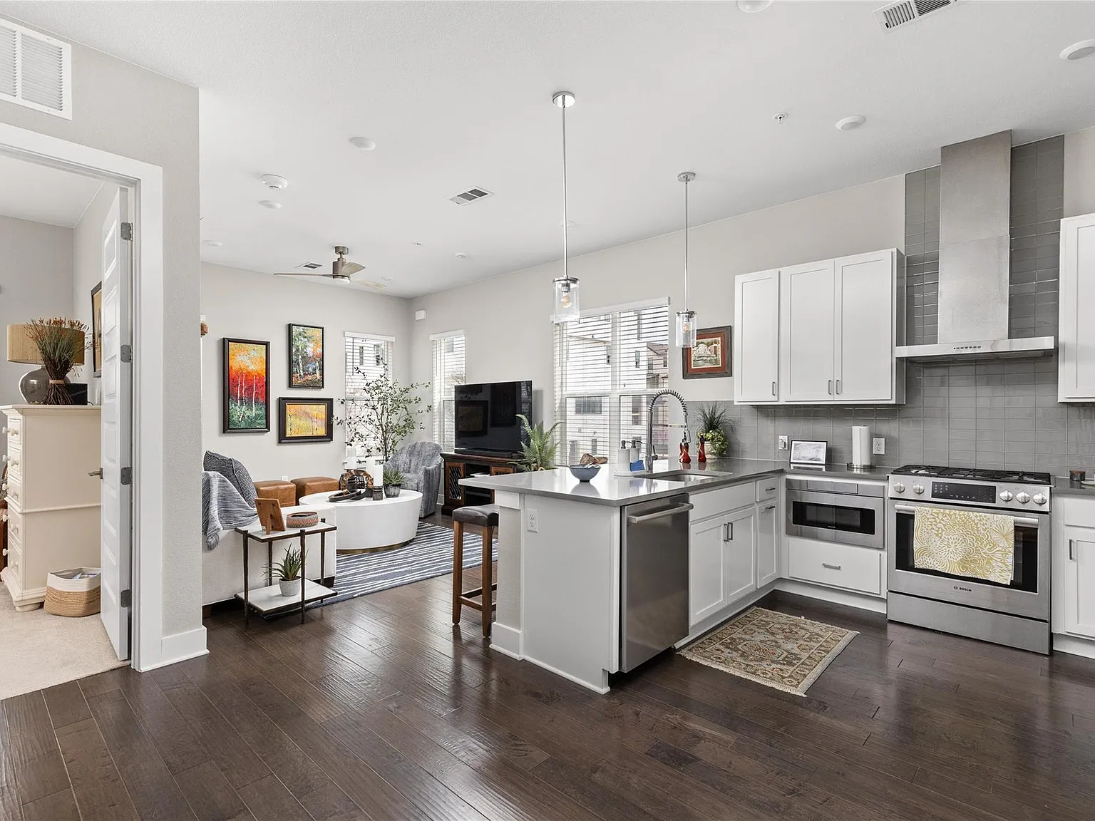 2 bed, 1.0 bath, 971 sqft, $2,950 — Photo 3
