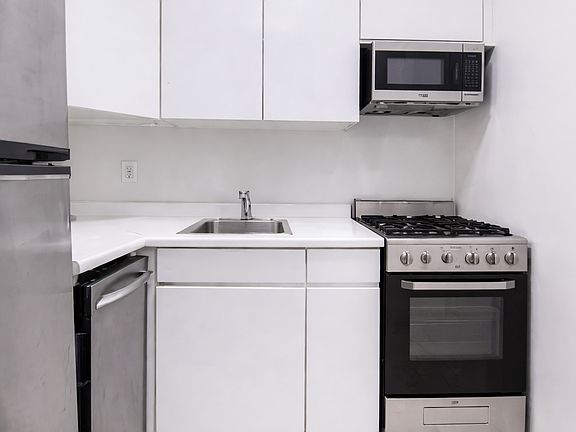 4th image of 131 E 83rd St APT 5A