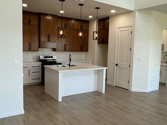 4th image of 7608 Gladiola St