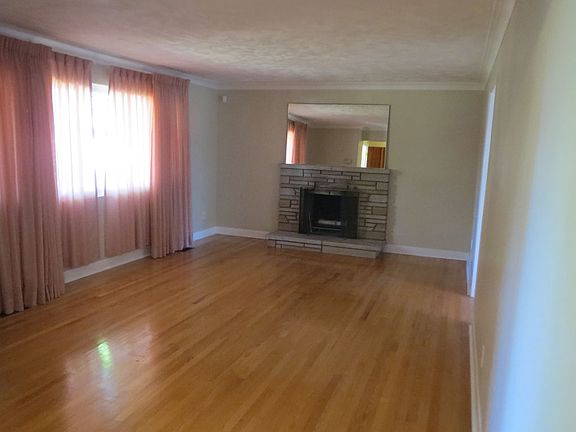 2nd image of 82 Canter Blvd