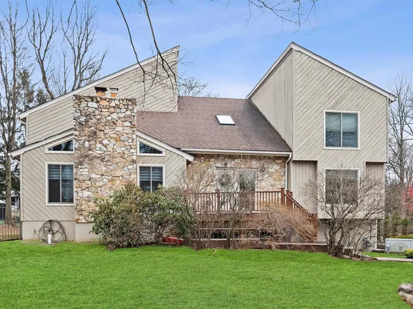 4 Tall Pines Court, West Nyack, NY 10994