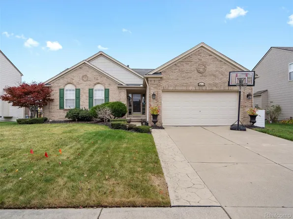 56714 Winding Creek Dr, Macomb, MI 48042
