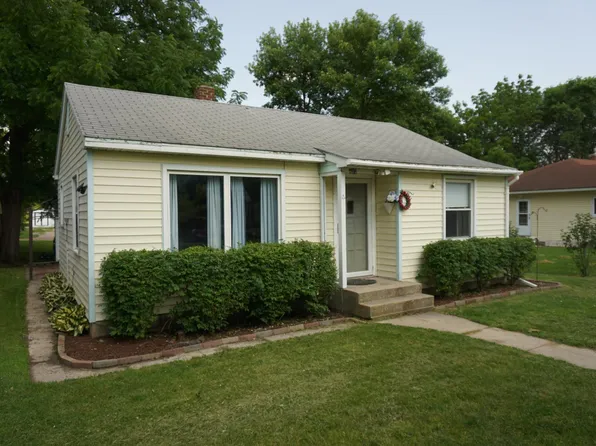 403 3rd St S, Grove City, MN 56243