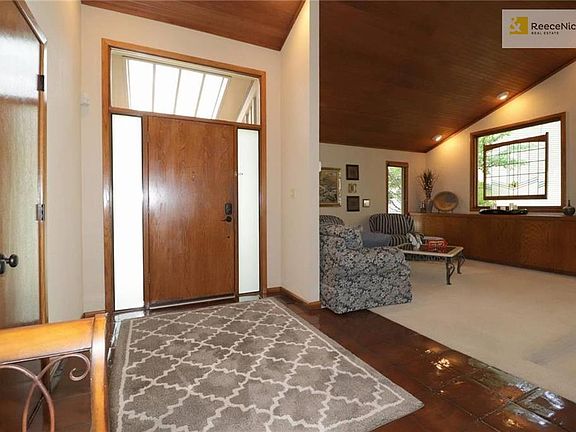 Roomy entry hall to welcome guests.