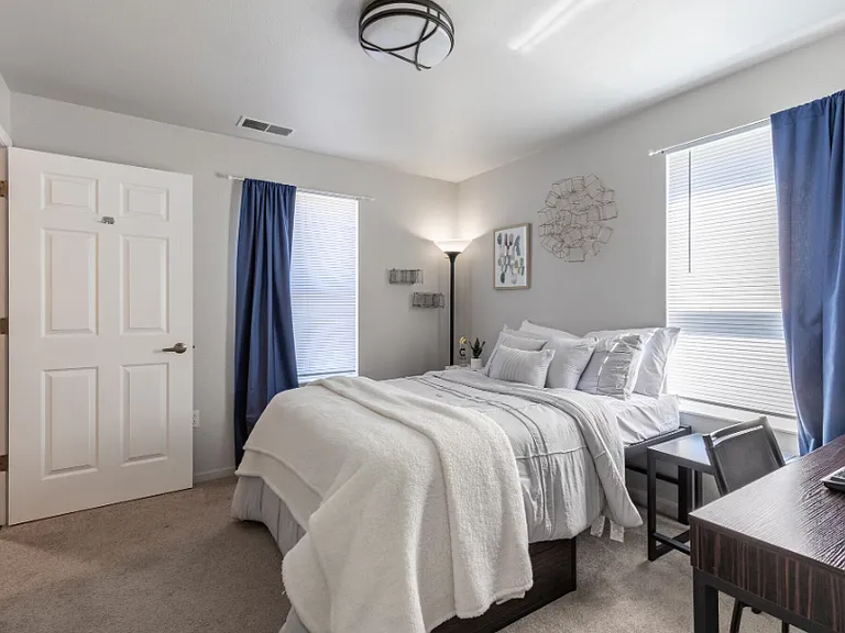 The Landings at Chandler Crossing - Student Living Priced per Bed — Photo 4