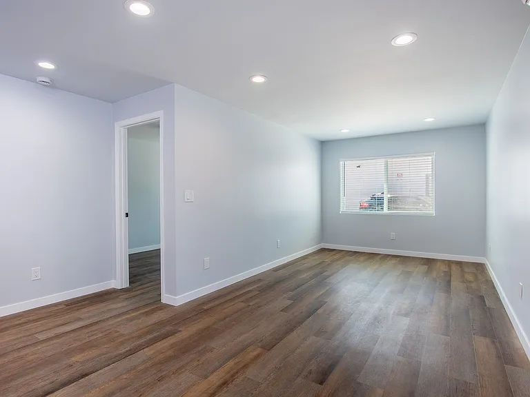 4826 33rd St — Photo 3