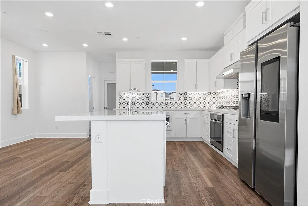 2 bed, 2.5 bath, 1439 sqft, $4,200 — Photo 2