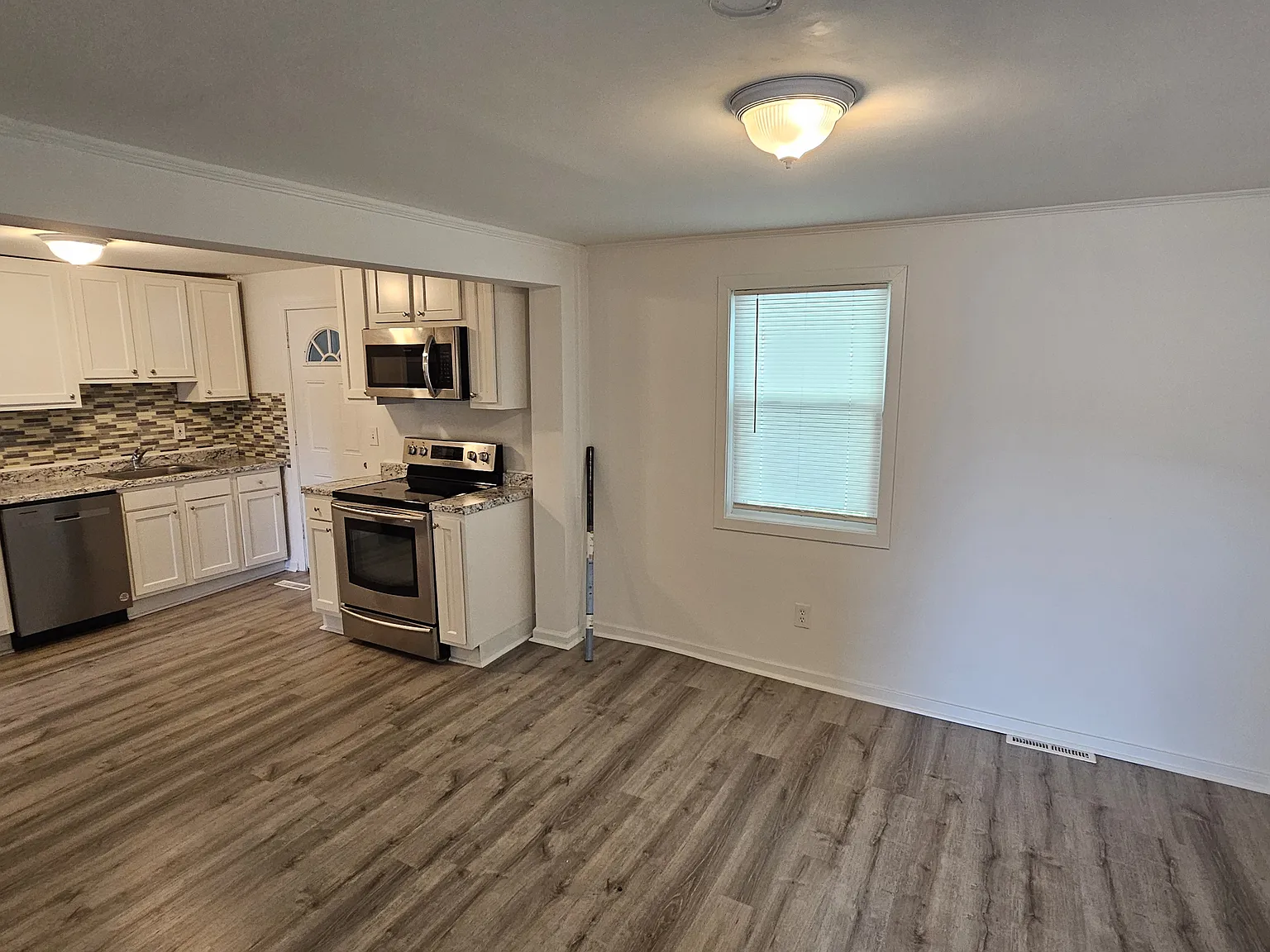 3 bed, 1.5 bath, 1100 sqft, $2,650 — Photo 3