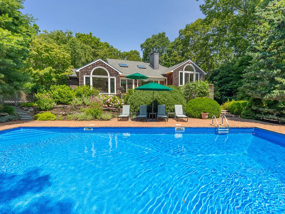 74 N Woods Ln