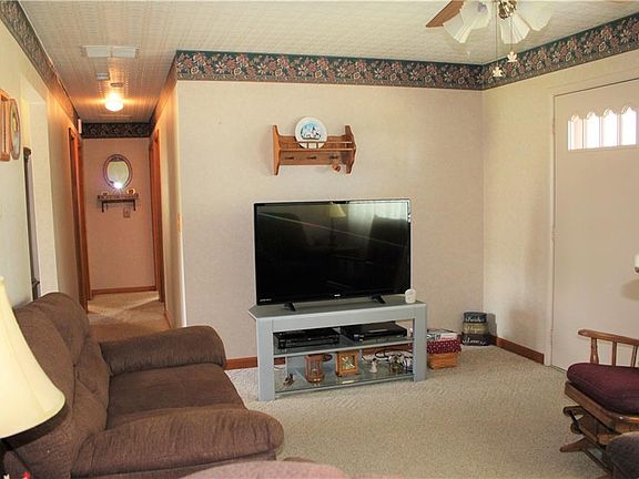 3rd image of 1099 E Pleasant Dr