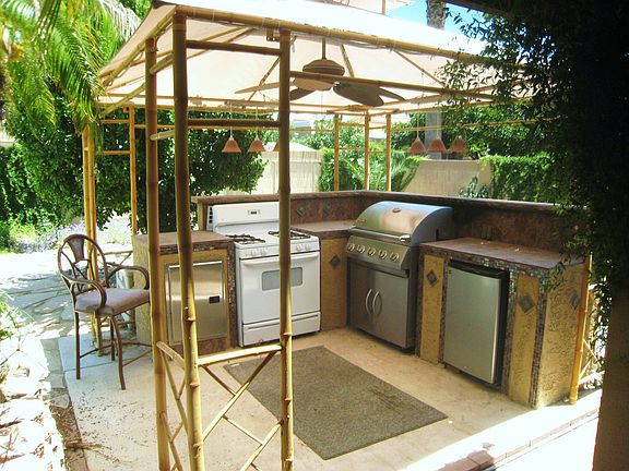 Outdoor Kitchen!