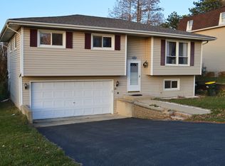 5 E Oak St, Lake In The Hills, IL 60156