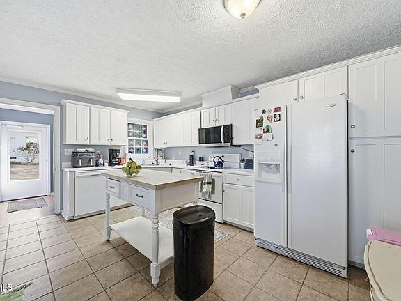 5th image of 557 Jackson St