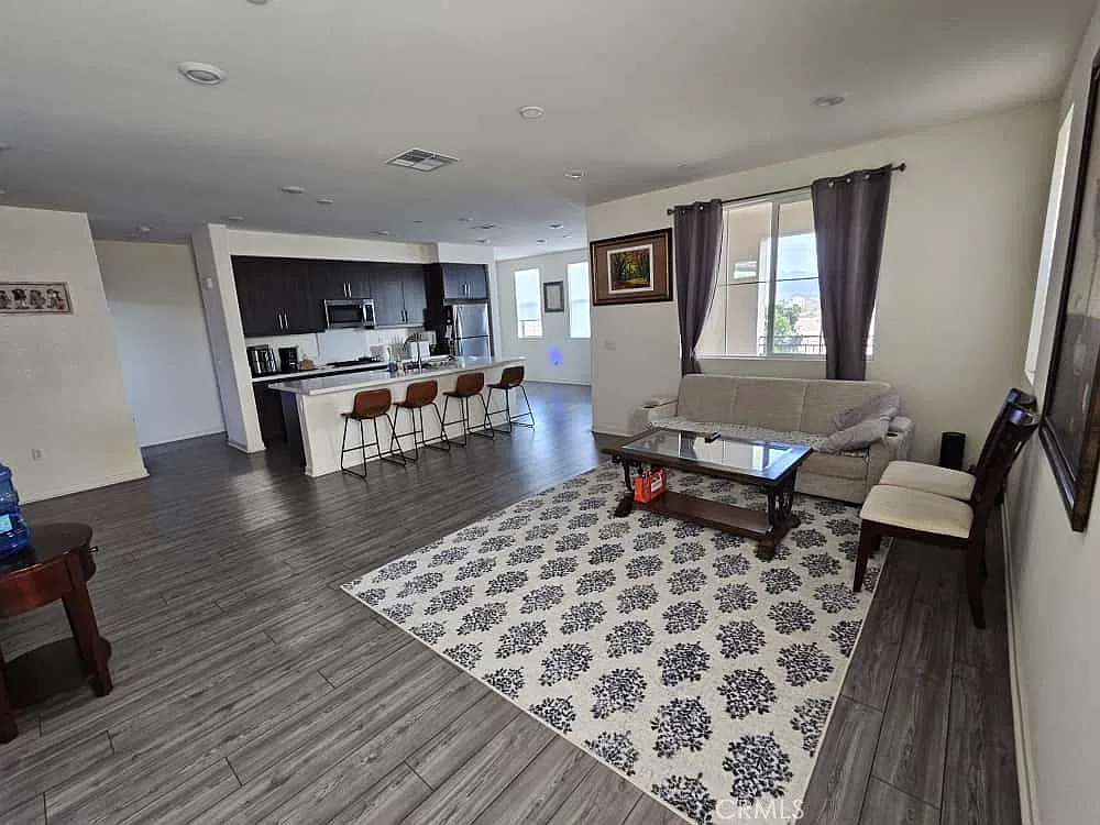 3 bed, 2.5 bath, 1572 sqft, $3,350 — Photo 2