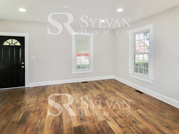 3rd image of 2517 Des Moines Ave