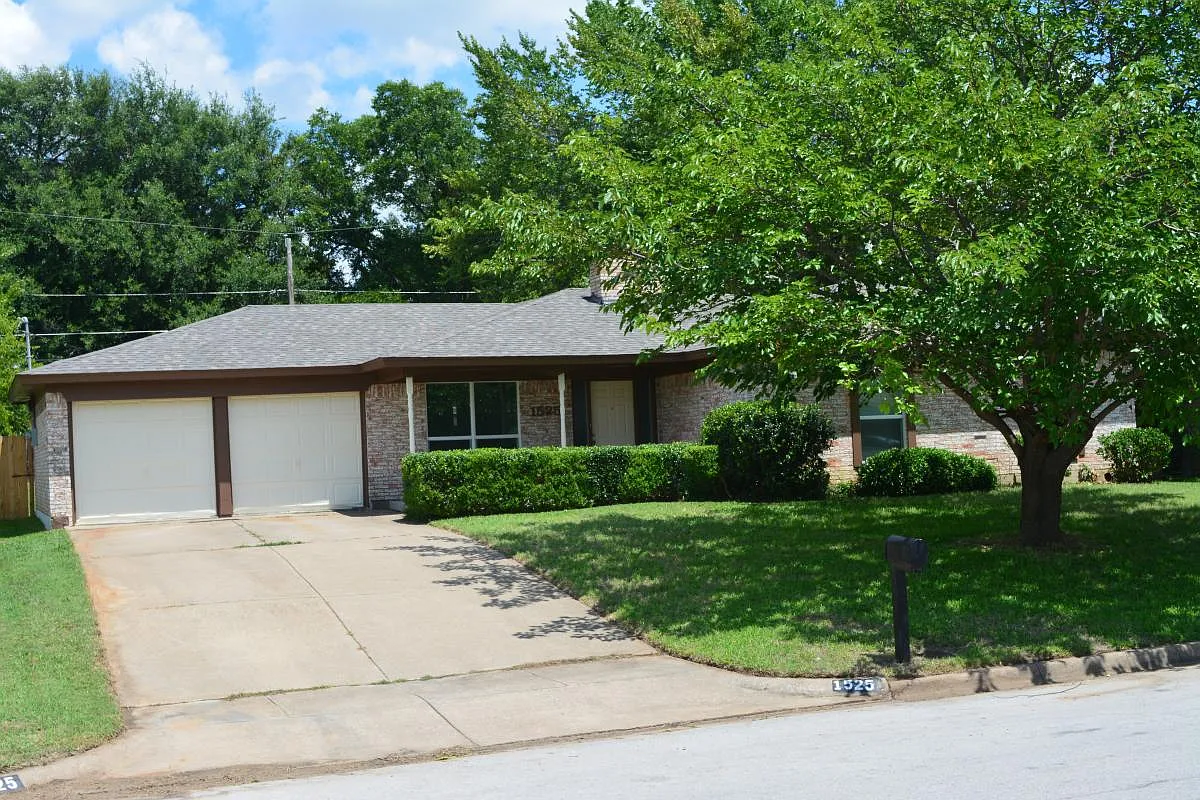 3 bed, 1632 sqft, $1,800 — Photo 1