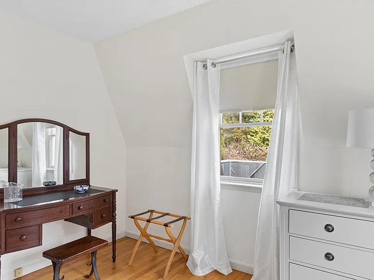 E Hollow Rd — Photo 21