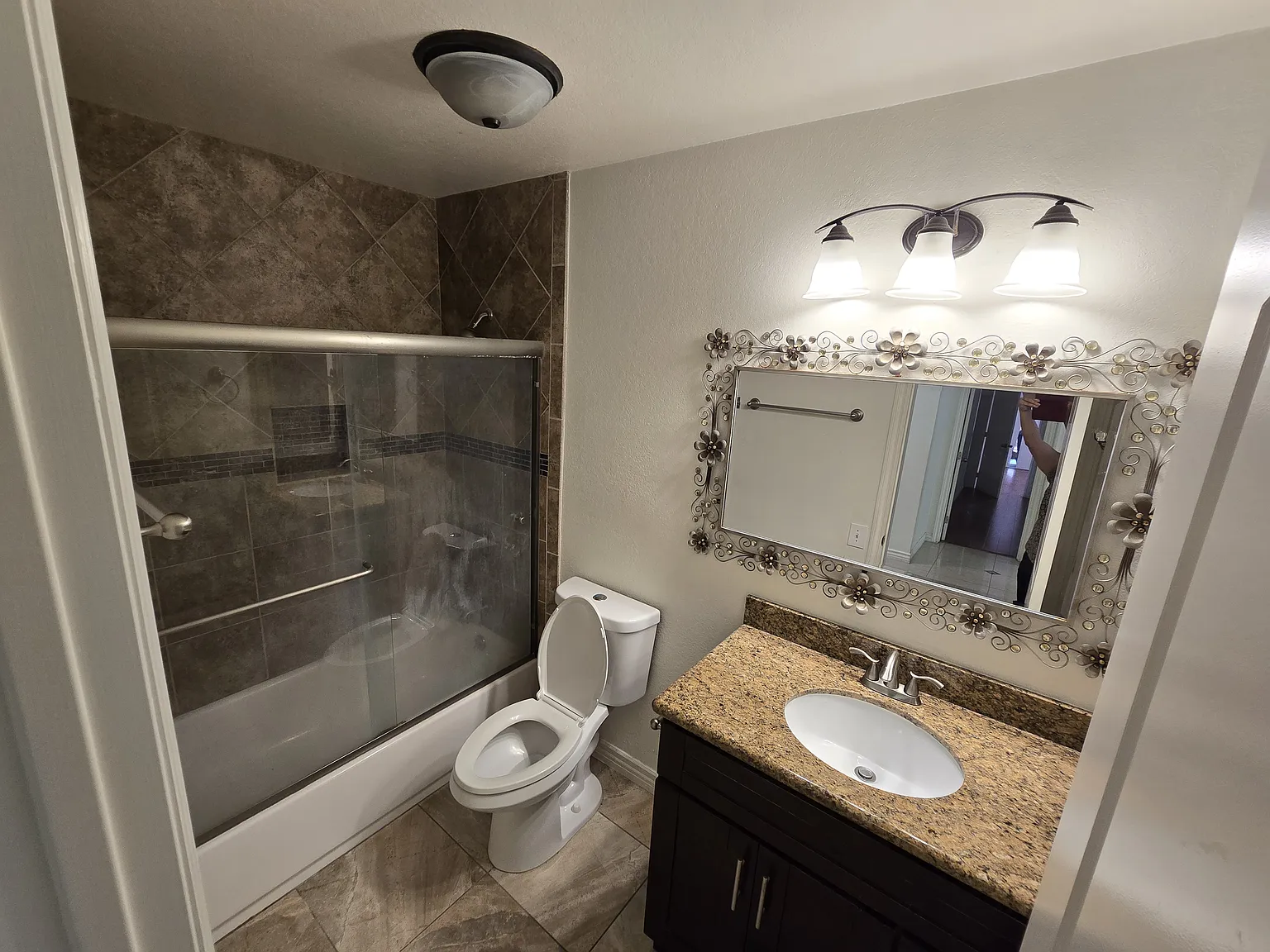 4 bed, 1896 sqft, $4,200 — Photo 3