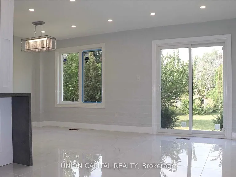 3210 Fairfox Cres — Photo 8