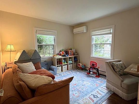 4th image of 837 Circle Avenue