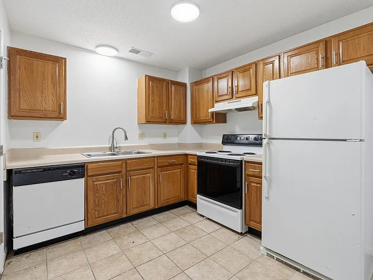 Mid-Town Apartments — Photo 44