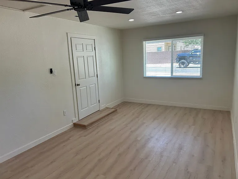 2405 E Dortha Ave — Photo 18