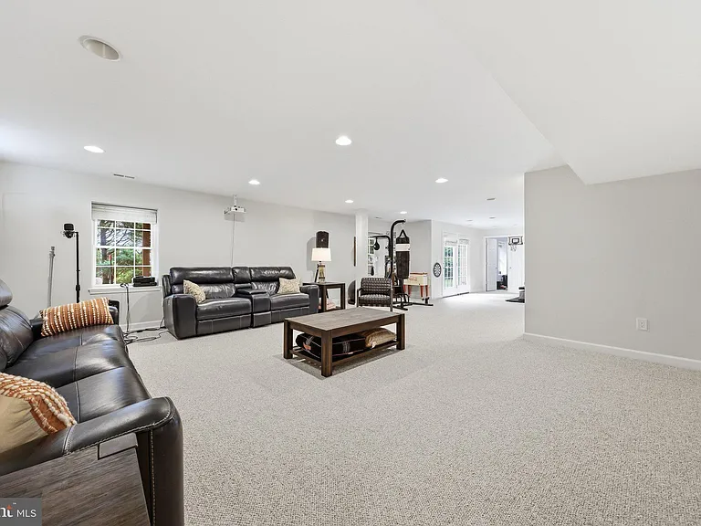 3852 Glasgow Way — Photo 33