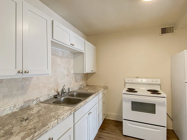 439 Iris St — Photo 7