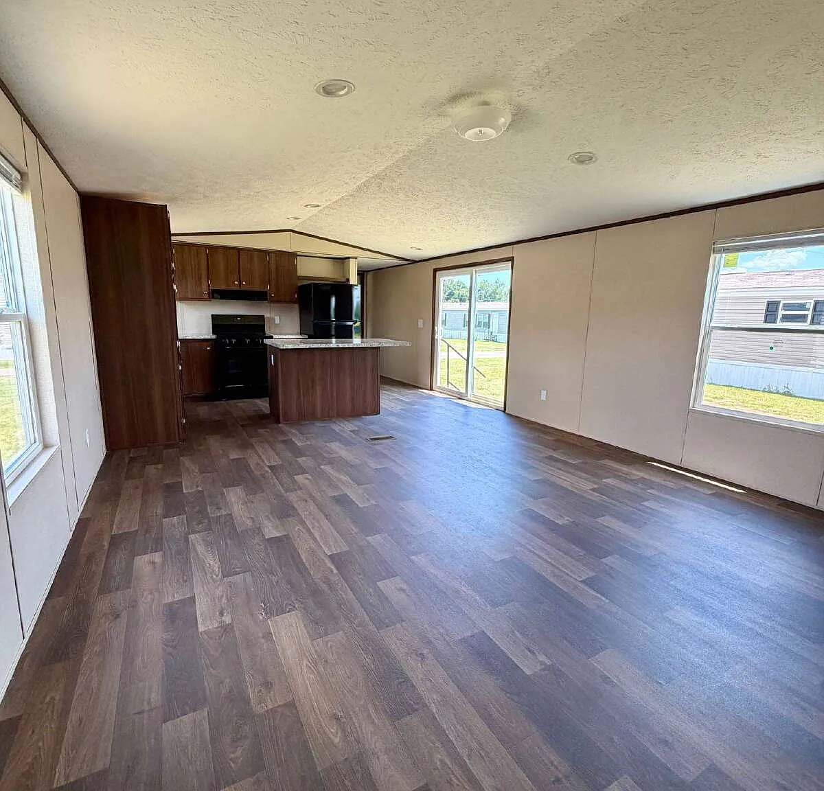3 bed, 2.0 bath, $1,050 — Photo 3