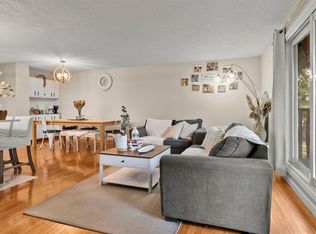 2416 S Woodview Dr SW, Calgary, AB T2W4X7