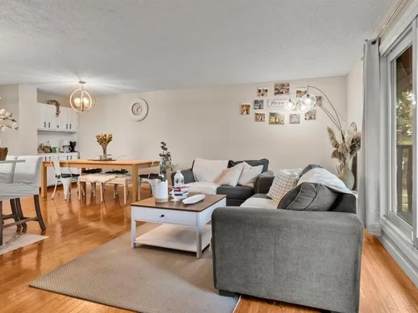 2416 S Woodview Dr SW, Calgary, AB T2W 4X7