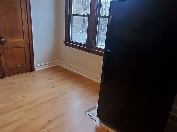 4th image of 1048 N Leavitt St #2R