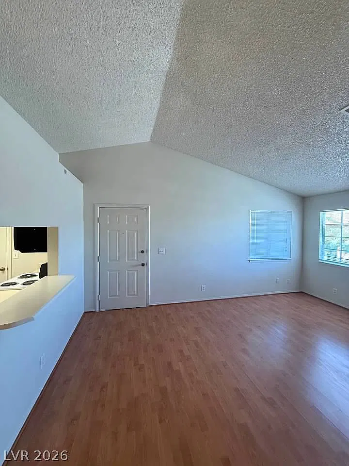 1 bed, 1.0 bath, 806 sqft, $1,000 — Photo 3