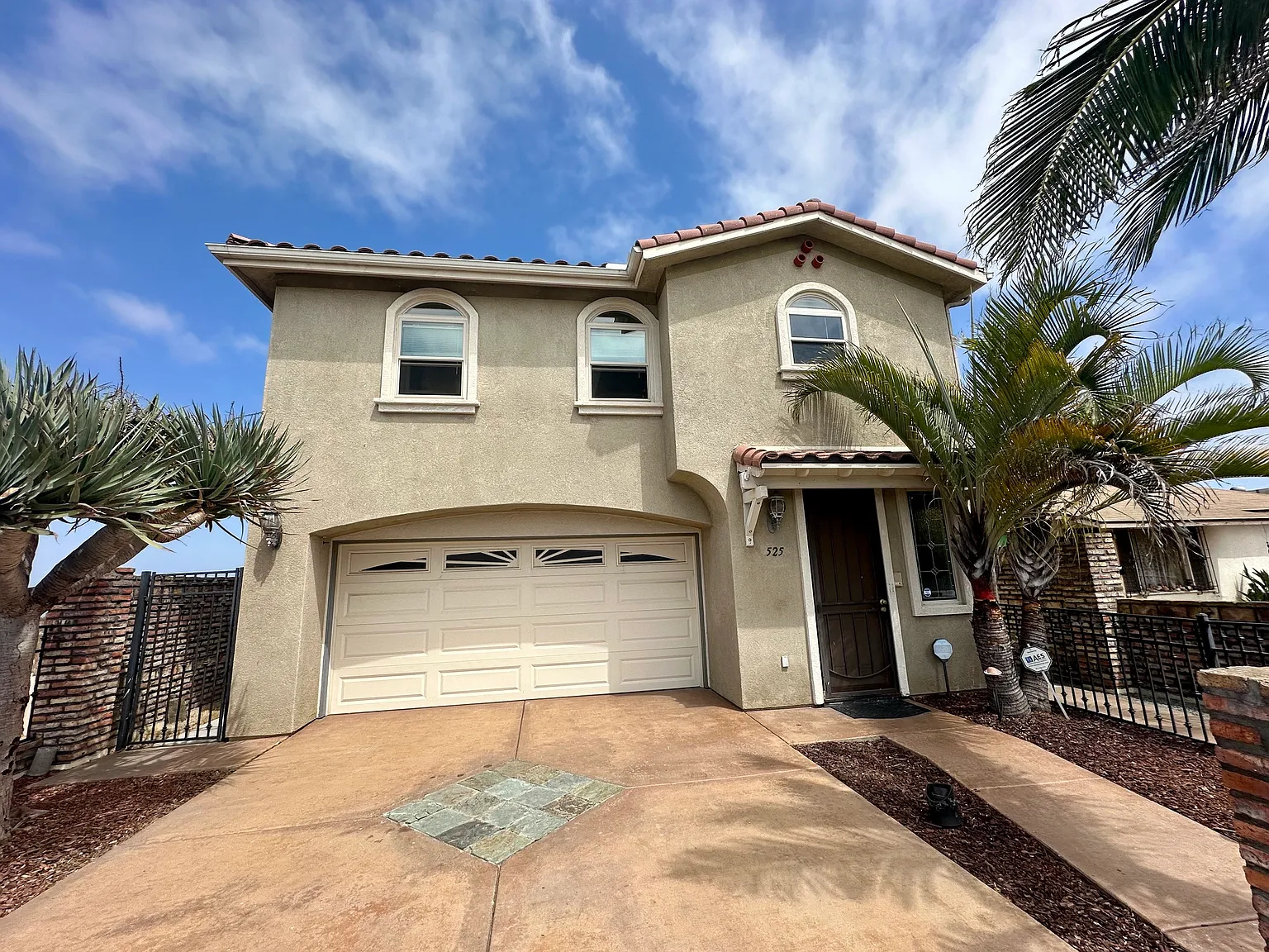 3 bed, 2.5 bath, 2303 sqft, $4,495 — Photo 1