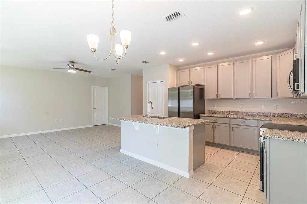 3 bed, 2.0 bath, 1425 sqft, $1,975 — Photo 2