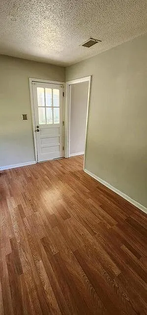 3 bed, 2.0 bath, 1418 sqft, $1,696 — Photo 3