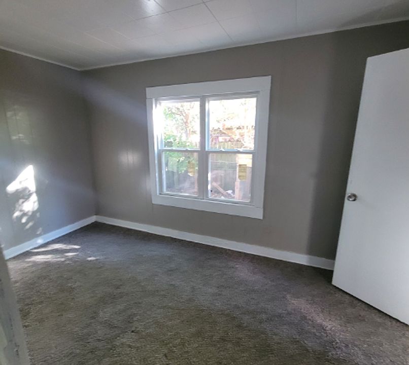2nd image of 100 SE 37th St