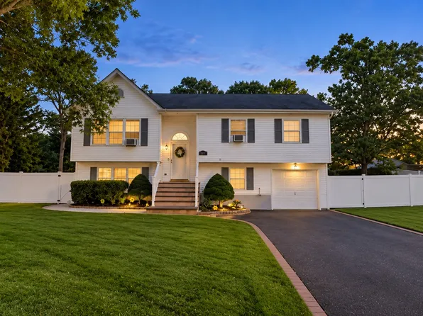 (undisclosed Address), Coram, NY 11727