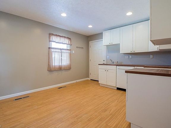 5th image of 149 Larkmont Dr