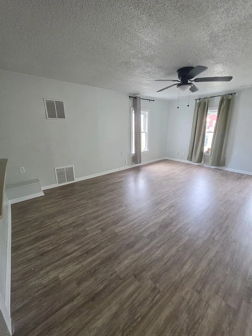 For Rent- Cute 3 bedroom / 1.5 bathrooms in Lamar Mo — Photo 2