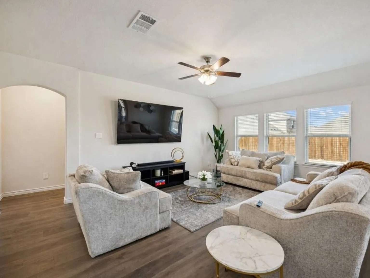 4 bed, 2035 sqft, $2,700 — Photo 2