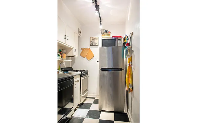 Rented by Douglas Elliman | media 3
