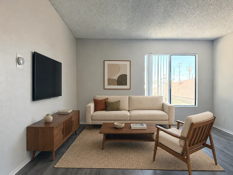 IMT 14227 Vanowen — Photo 5