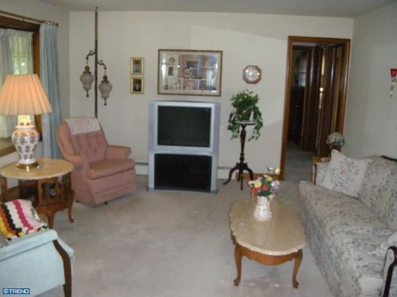 4th image of 1029 Oak St