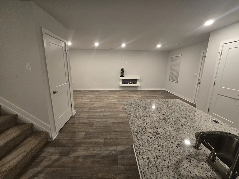 Living room/Kitchen (right)