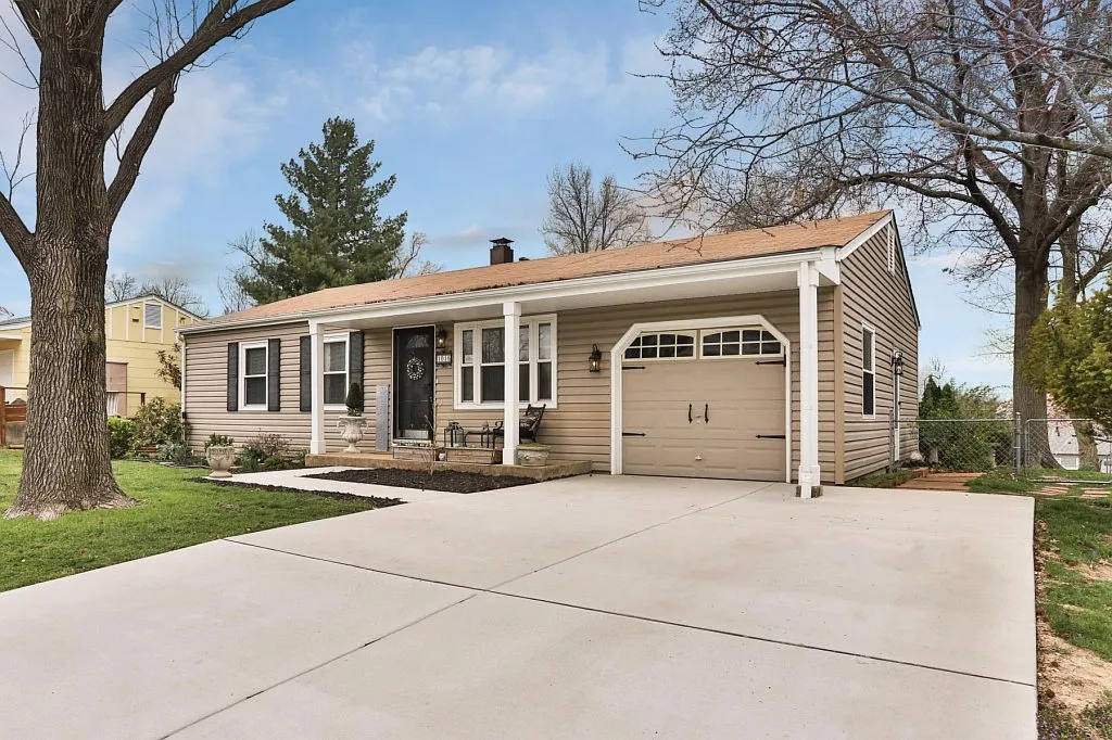 1015 Savoy Ln photo 1
