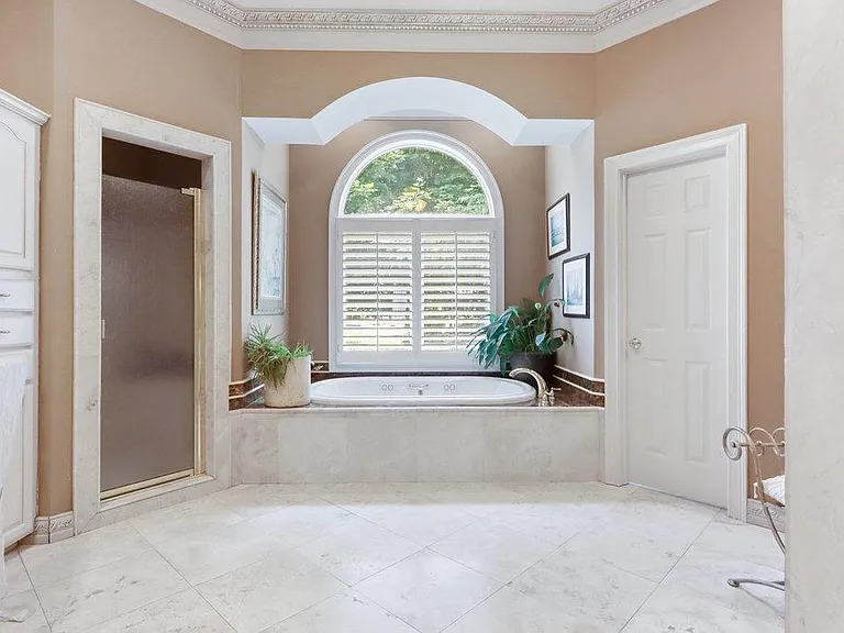 Large master ensuite