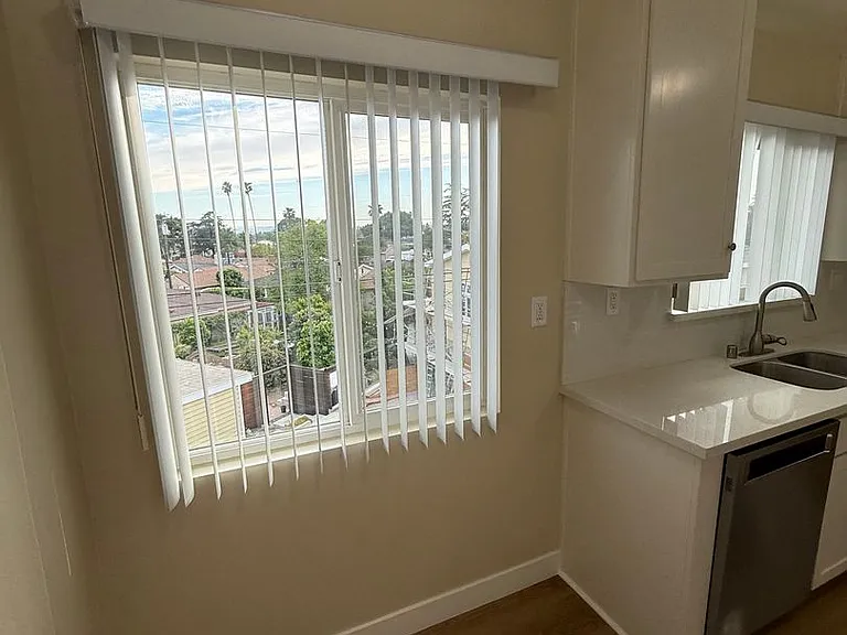 2601 N Glenoaks Blvd — Photo 15